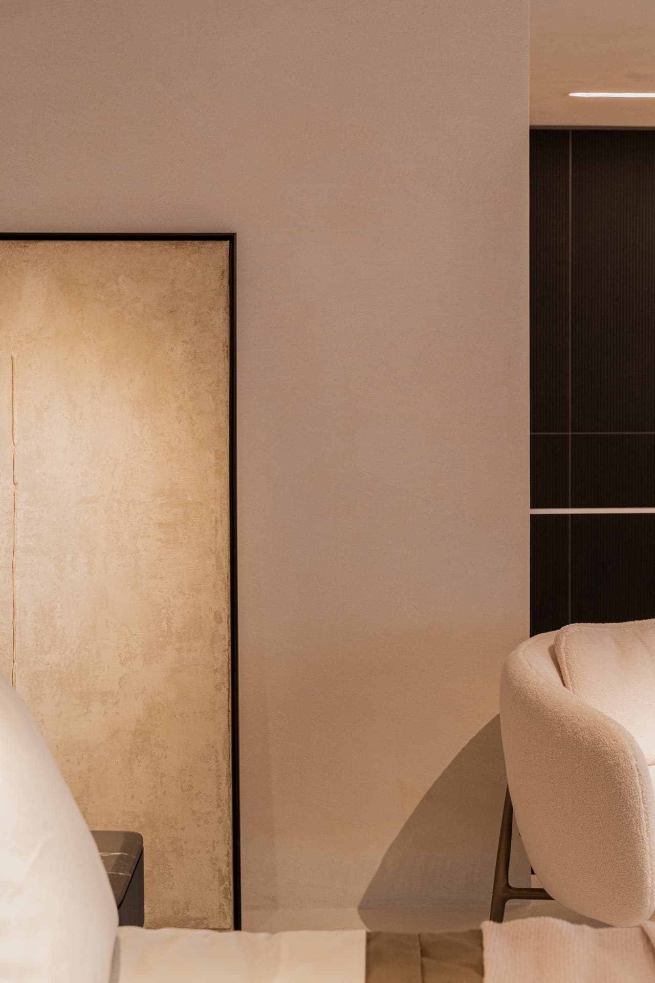 Detail of the junction between a Limestucco Textured surface and the metal profile framing it.