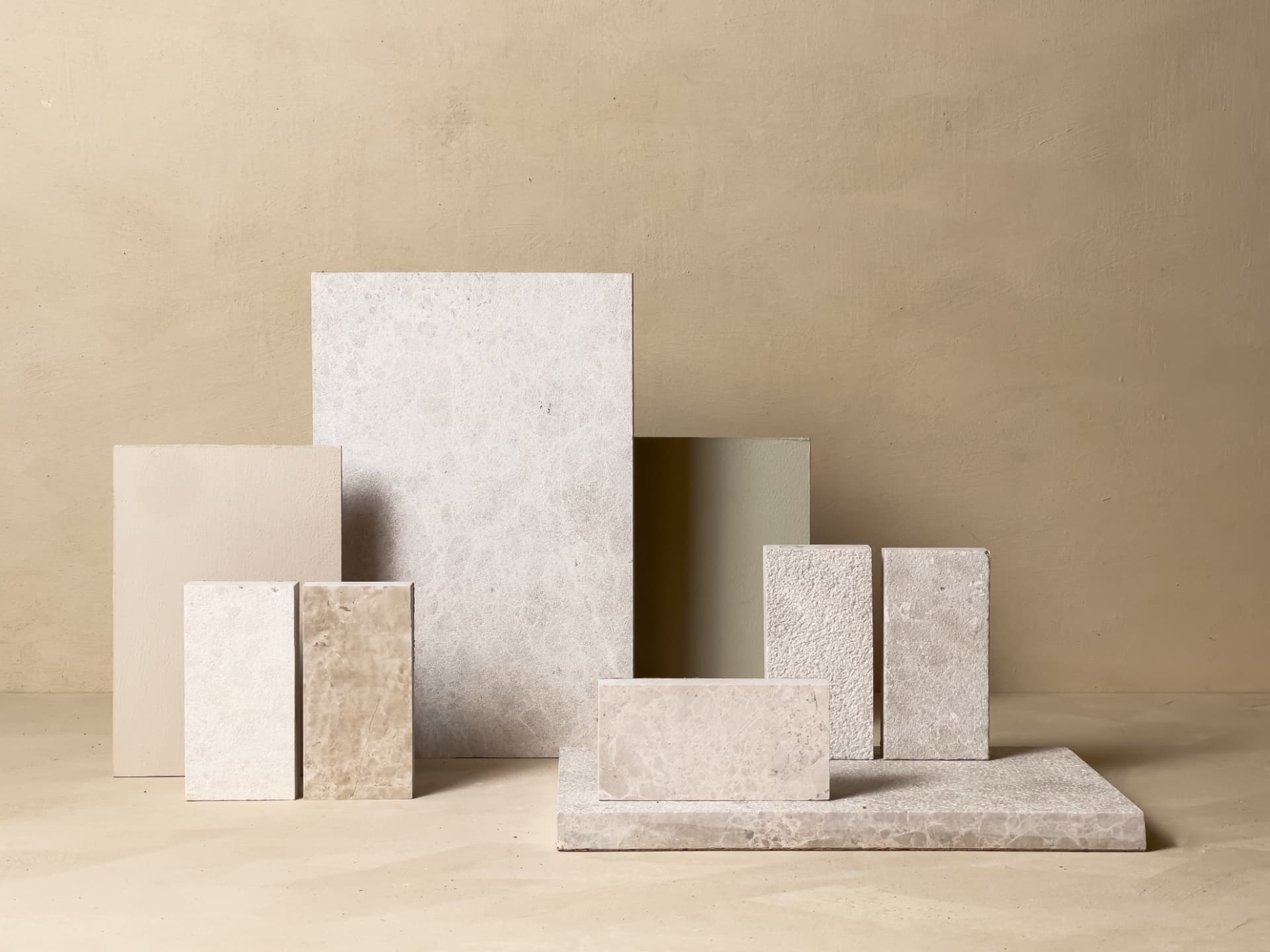 Composición de losas de caliza Limepearl en tonos gris cálido con vénulas claras.