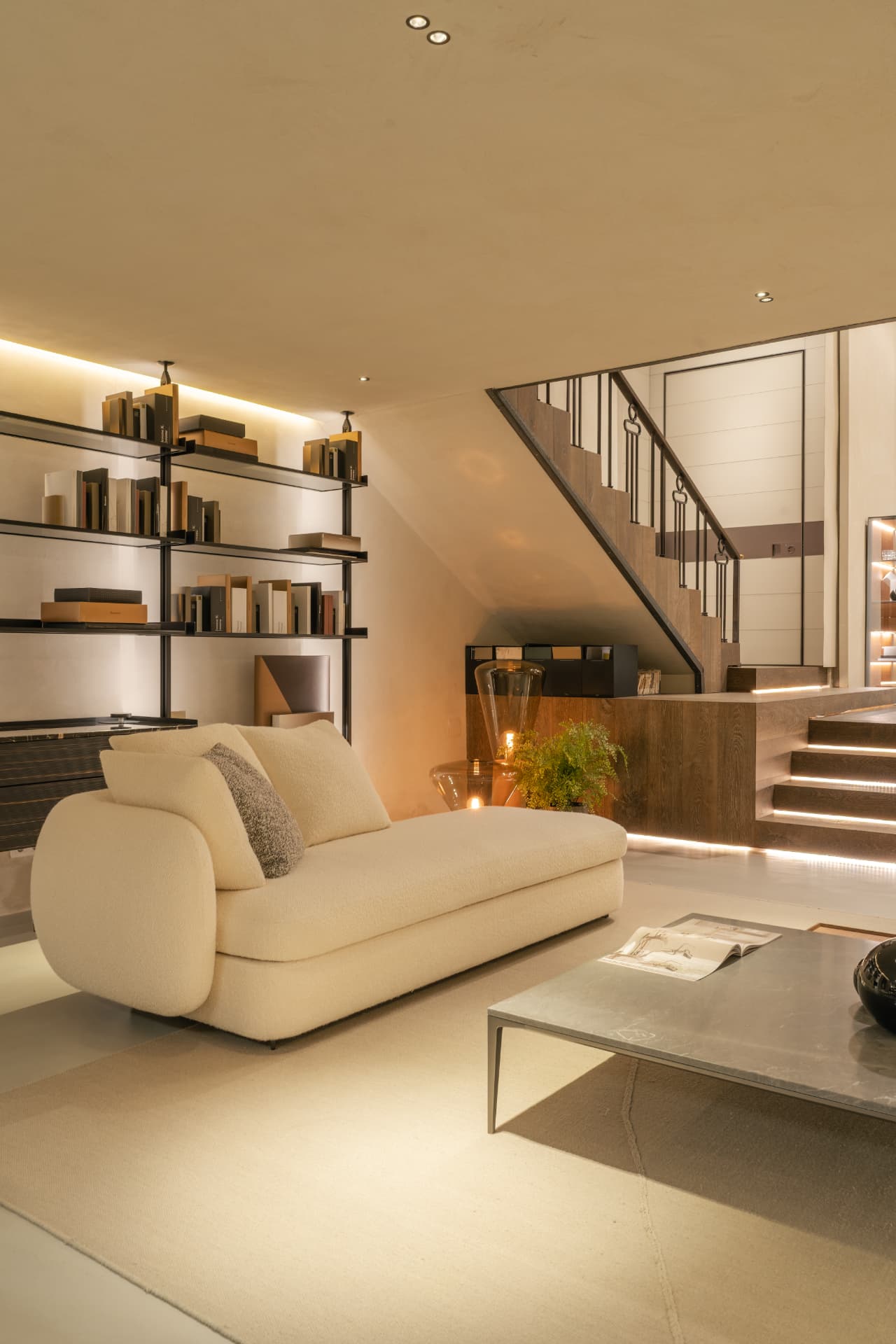 Zona de exposición de Rimadesio Barcelona by Zentrum con techo y paredes en Limestucco Estructurado Piedra 30.