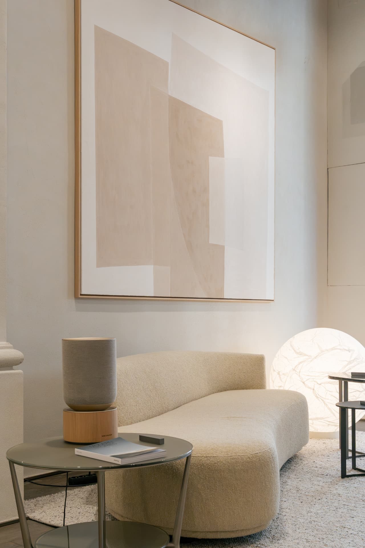 Rincón de exposición con paredes en Limestucco Estructurado Piedra 30 en Rimadesio Barcelona by Zentrum.