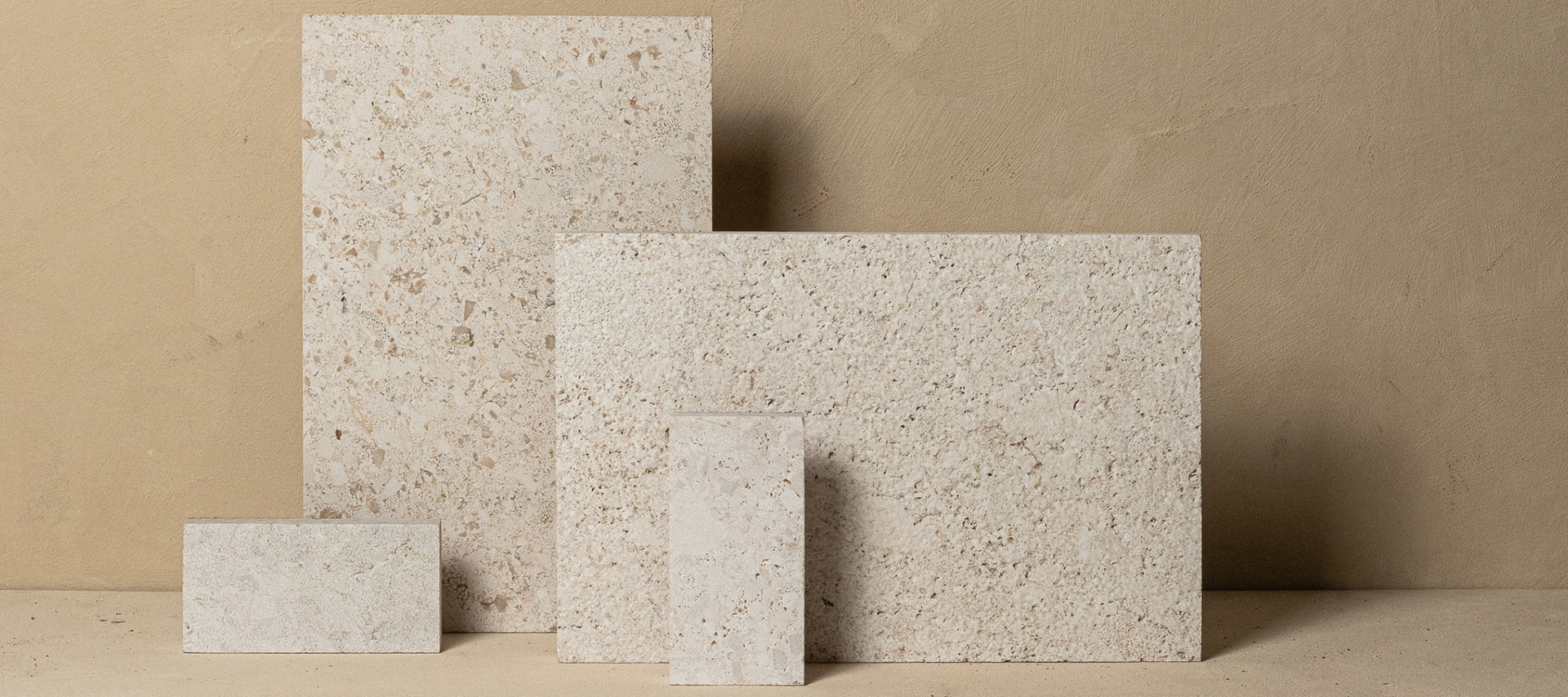 Composición de losas de caliza Limeaurea en tonos claros entre beige y blanco.