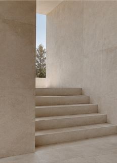 Escalera de piedra Limestone integrada en la arquitectura
