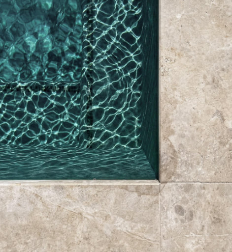 Coronamiento de piscina en Limepearl de 4 cm de espesor.