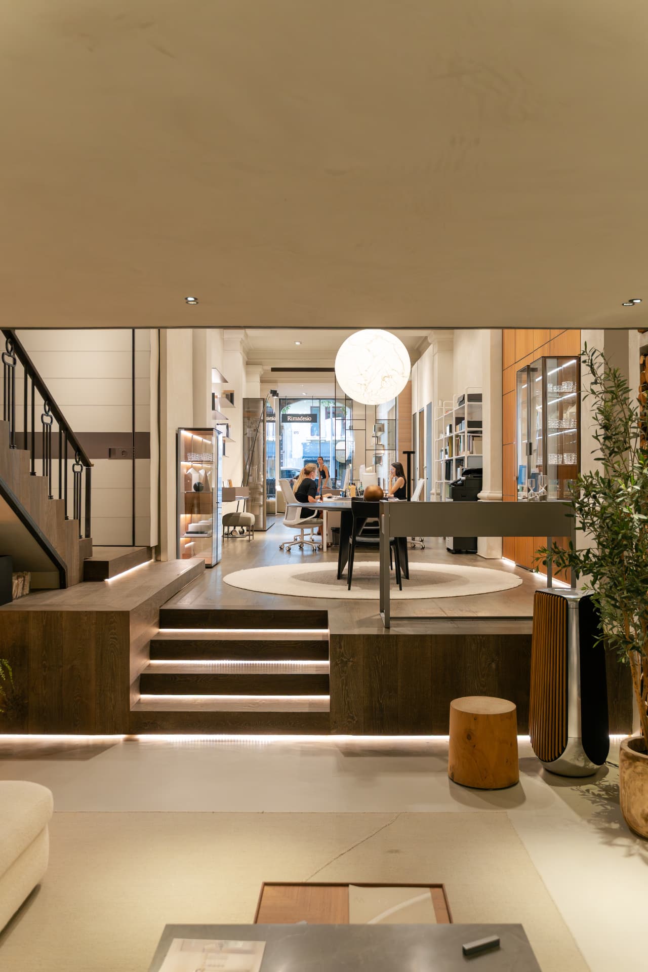 Vista longitudinal de Rimadesio Barcelona by Zentrum con paredes y techo en Limestucco Estructurado Piedra 30.