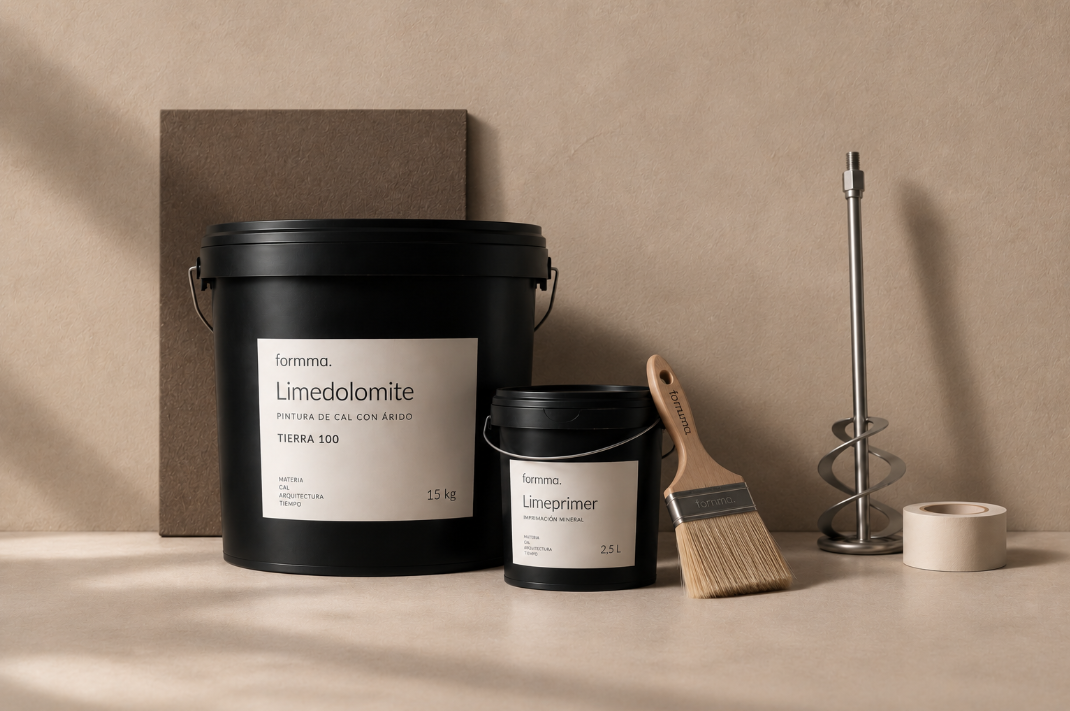 Bodegón con el material necesario para aplicar Limedolomite: envase Limedolomite, Limeprimer, paletina, mezclador y cinta.